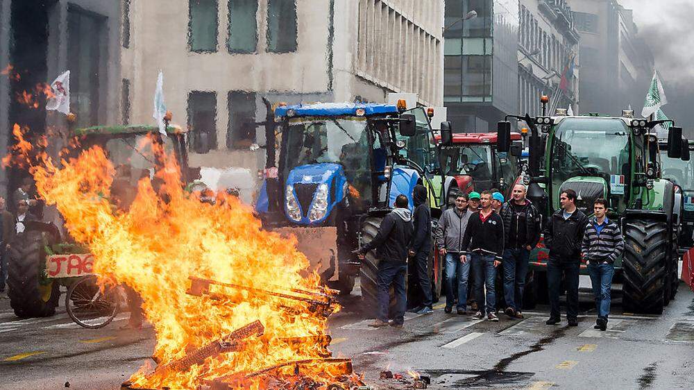 Tausende Milchbauern tuckern auf ihren Traktoren zum Demonstrieren nach Brüssel