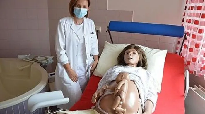 Sanja Zuljevic mit der Geburtssimulationspuppe "Lucy"