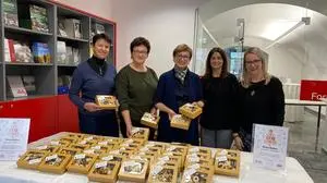 Wilma Kaufmann (Ortsbäuerin in Feldbach), Maria Matzhold (Bezirksbäuerin) und Magdalena Siegl (Frische Kochschule) mit Sarah Holler und Christina Karner (beide Kleine Zeitung)
