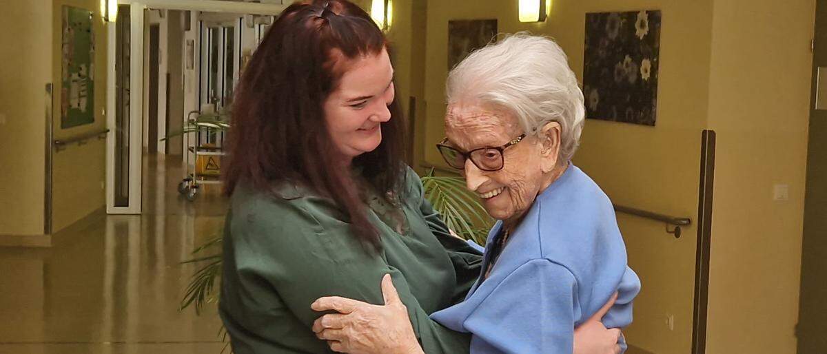 Ruth Rothschädl wagt zu ihrem 106. Geburtstag im Volkshilfe Seniorenzentrum in Köflach ein Tänzchen mit Pflegedienstleiterin Irene Hoffmann