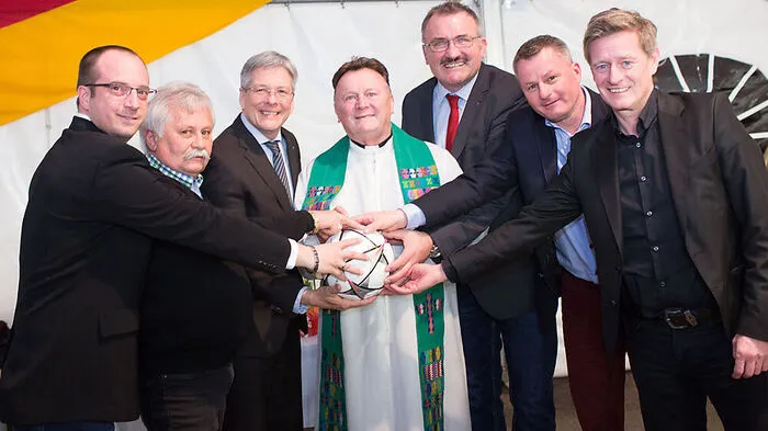 Markus Kraiger, Obmann Vladimir, Blazej, LH Peter Kaiser, Pfarrer Martin Horwath. Bgm Jakob Strauss, ASKÖ GF Günther Leikam und Landessportdirektor Arno Arthofer