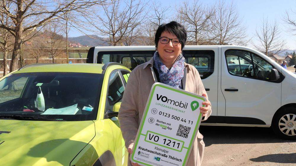 Geistthal-Södingbergs Bürgermeisterin Klaudia Stroißnig bei der Inbetriebnahme des VOmobils im März 2021