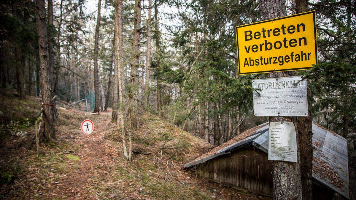 Warnung auf dem Areal der Dobratsch-Naturschächte