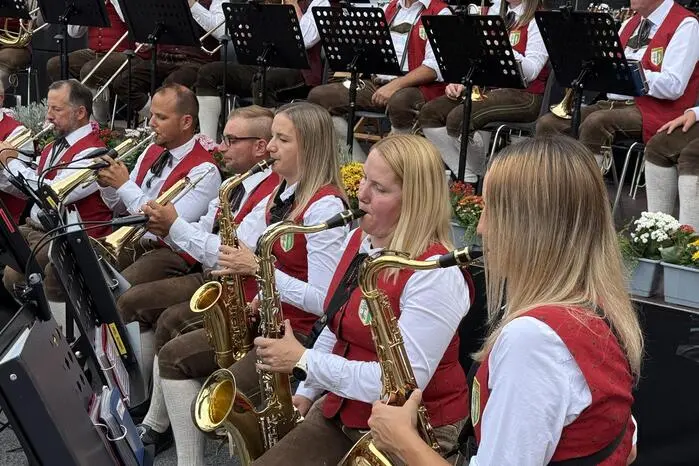 Neben den beiden Kapellmeistern Alexander Schippl und Wolfgang Loidl nahm auch Bürgermeister Franz Jost den Taktstock selbst in die Hand. Unter den vielen Gästen zeigten sich auch Kulturreferent Gregor Sommer, Stadtkapelleobmann Robert, Barbara Wagner und Markus Jahn vom Stadtmarketing, Musikvereinobmann Valentin Weber begeistert.