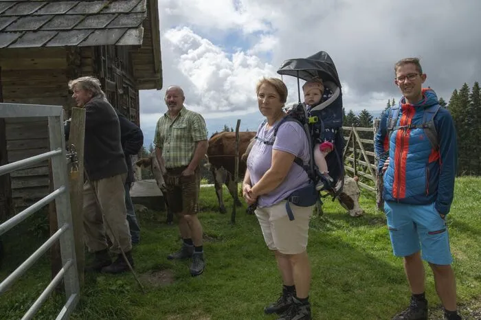 Bei der Kaltwiesenhütte warteten die ersten Besucher auf das Schmücken und den Abgang zur Almwiese Ehrenhöfer Ludwig