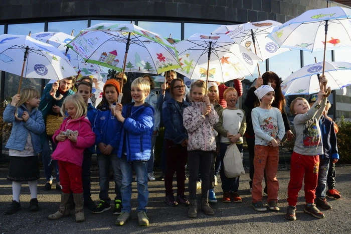 Stolz auf ihre Arbeit sind die kreativen Kinder der 1. Kärntner Kindermalschule in Seeboden unter der Leitung von Gudrun Habenicht.