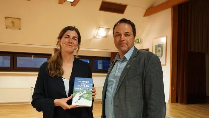Journalistin und Autorin Laura Anninger neben dem Aflenzer Bürgermeister Hubert Lenger