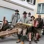 Die Bleiburger Blochziaga werden von Musikanten begleitet