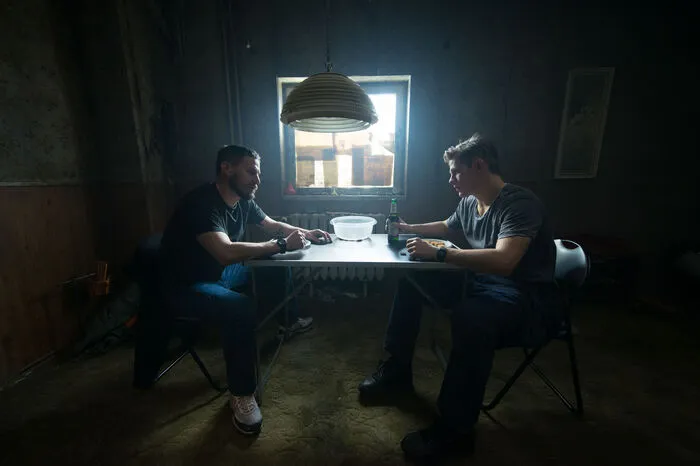 Max von der Groeben und Clemens Schick treten als Entführer in "Kidnapping Stella" auf, der eigentlich ein Kinofilm hätte werden sollen, ab 12. Juli nun aber bei Netflix hat zu sehen ist.