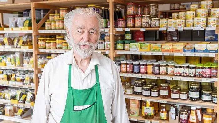 Zusätzlich zum Naturkostladen hängt an Bioshop Graz auch noch ein Café mit ständig wechselndem Mittagsmenü sowie ein Catering- und ein Zustelldienst. Im Geschäft trifft man gelegentlich auf Karl und Werner Härtl, Vater und Sohn. Der Bioshop in der Straßganger Straße 125 hat an den Wochentagen von 8 bis 18 Uhr geöffnet, samstags von 9 bis 13 Uhr.