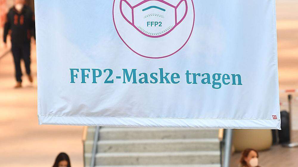 Mehrere Bundesländer weiten die FFP2-Maskenpflicht wieder aus.