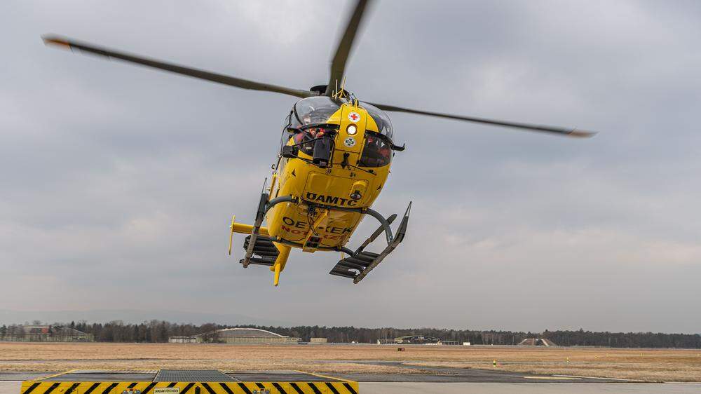 Der 37-jährige Lenker wurde ins LKH Oberwart geflogen (Symbolfoto)