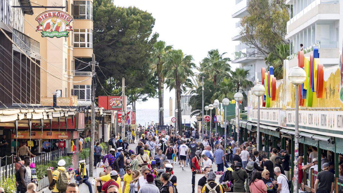 Die Schinkenstraße an der Playa de Palma ist wieder gut gefüllt.