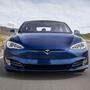 Das Model S P100D stürmt in 2,5 Sekunden von 0 auf 100