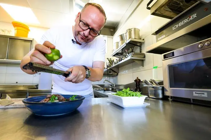 Für den letzten Kick reibt Wallner noch Limettenzesten über die Tagliata.