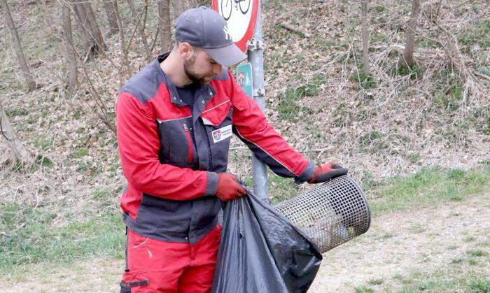 Fabian Ladinig beim Entleeren des vollen Mülleimers am Bürgerfrauenweg