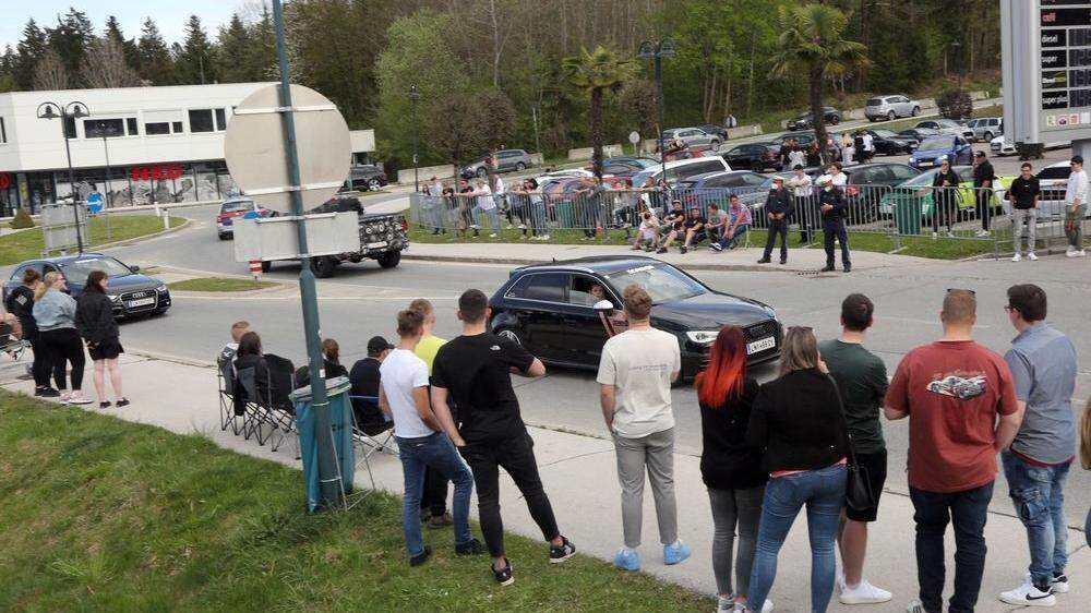 Am Samstag tummelten sich einige Menschen in Velden, um die – teils zu lauten – Fahrzeuge zu bestaunen