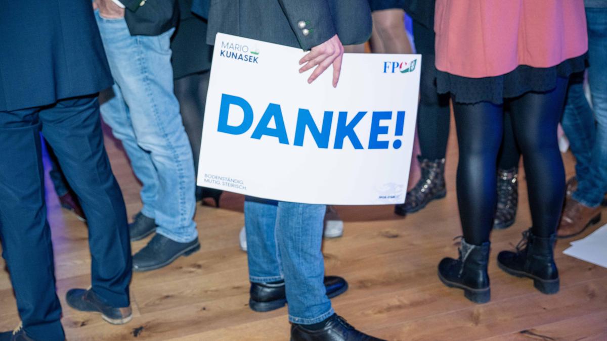 Dankbarkeit und Freude in der Parteizentrale der FPÖ am Wahlsonntag