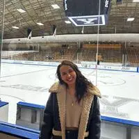 Annika Assel bei einem Eishockeyspiel an der Universität Yale, einer ihrer absoluten Lieblingsplätze in den USA