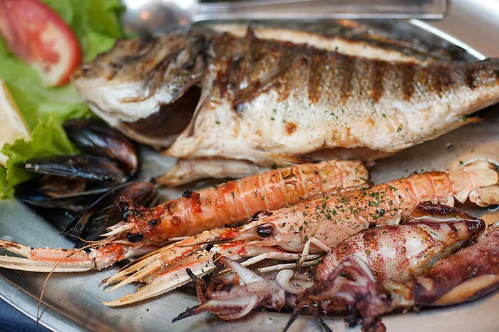 Liebhabern der mediterranen Küche sind die vielen Spezialitäten der Küstenregion zu empfehlen. Bekannt sind Meeresfrüchte wie Tintenfisch oder Hummer, die auf verschiedenste Weise zubereitet werden. Die heimischen Fischarten schmecken vor allem gegrillt köstlich. Gradele nennen die Dalmatiner diese Zubereitungsart.