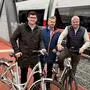 Drei Personen stehen mit Fahrrädern auf der neuen Brücke | Martin Gruber, Franz Jank und Gerhard Köfer