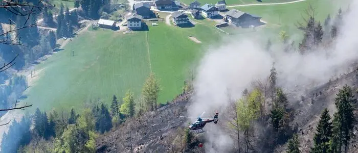 Auch am Sonntag kämpfen die Einsatzkräfte gegen den Waldbrand im Lesachtal