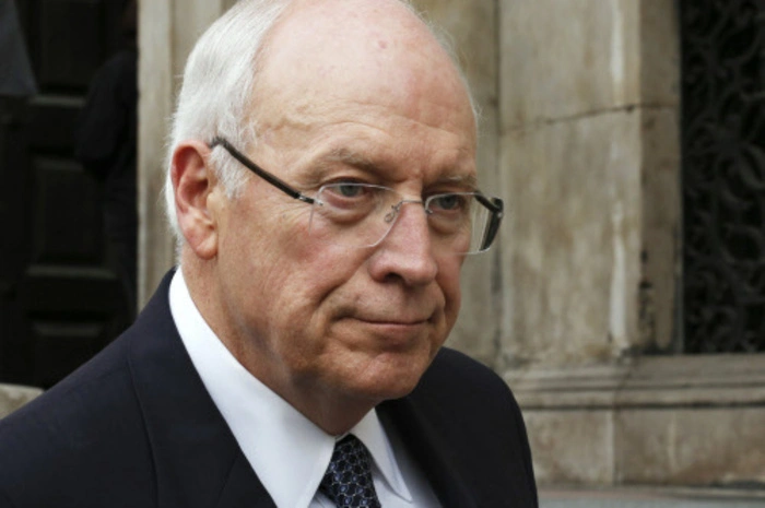 Dick Cheney.Der ehemalige US-Vizepräsident musste 20 Monate lang auf ein Spenderorgan warten. 2012 wurde ihm ein Spenderherz transplantiert.