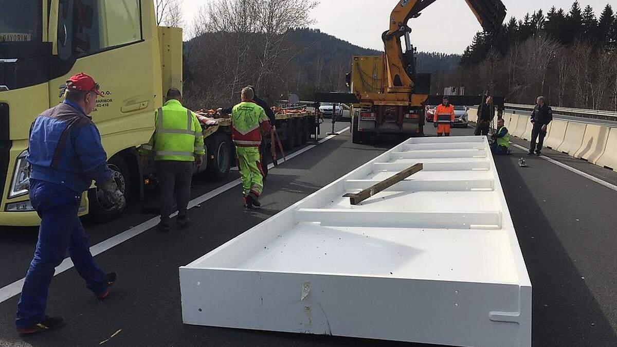 Zum Glück ein seltener Anblick: Ein Lkw verlor einen 18 Tonnen schweren Stahlträger auf der A2 bei St. Andrä