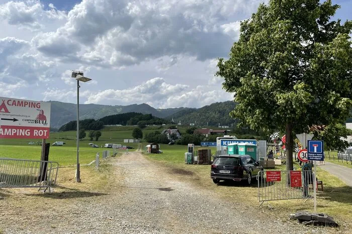 Am Weg zum Gelände werfen wir einen Blick Richtung Campingplätze. Am Donnerstag ist es hier noch ruhig, Maske trägt kaum jemand.