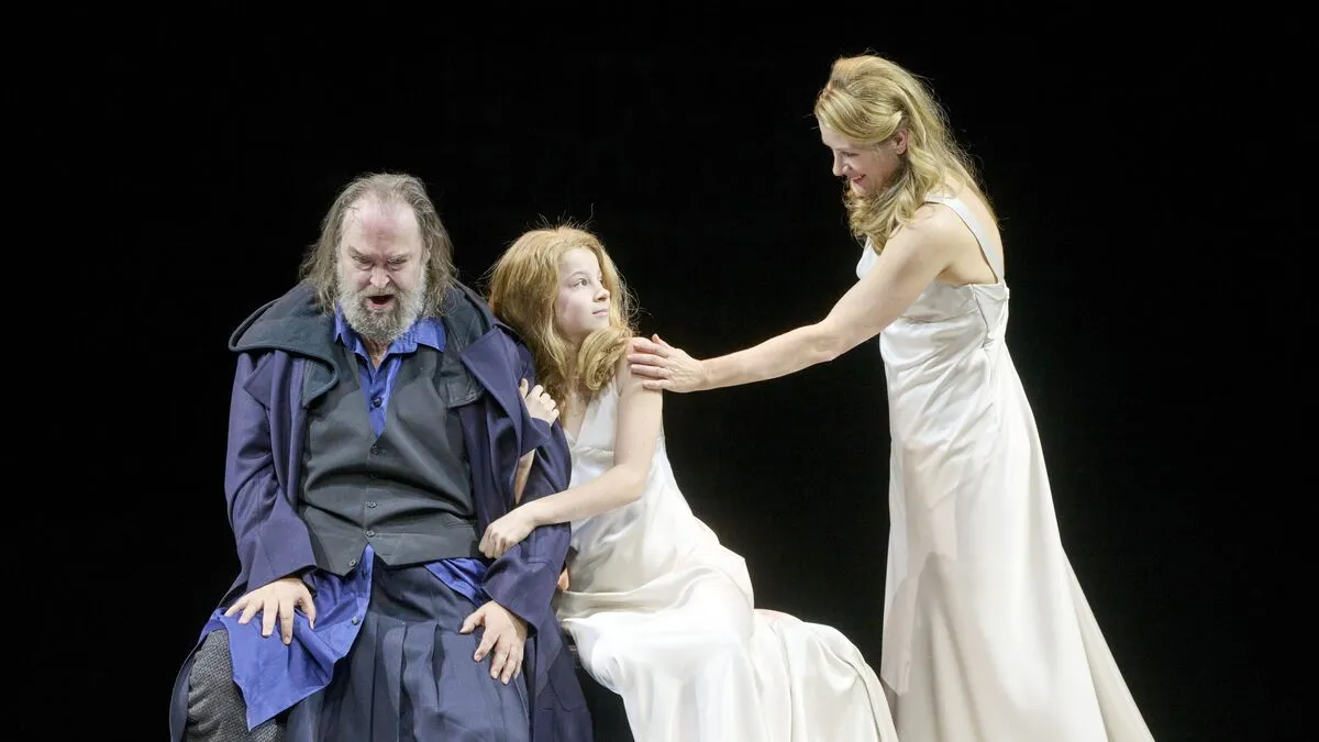 Gedoppelte Salome in Wien: Janna Radda und Malin Byström mit Wolfgang Koch als Jochanaan