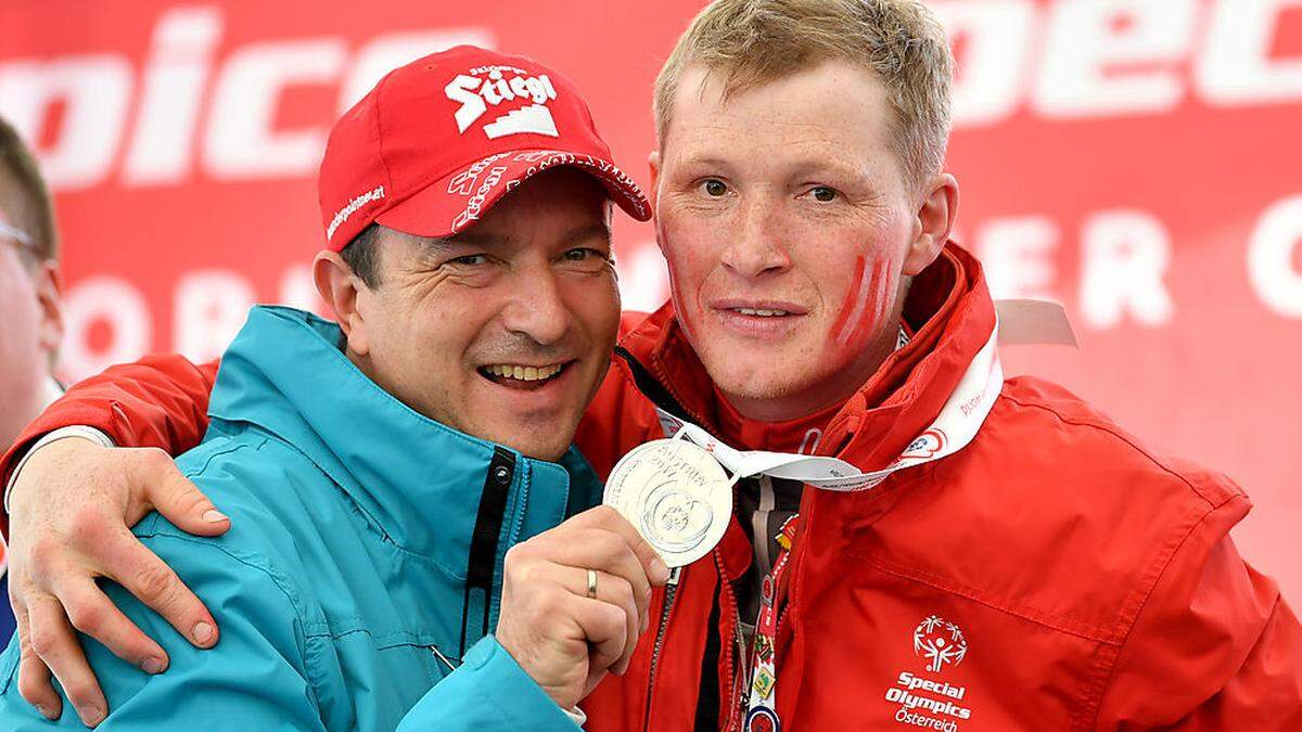 Werner Josef Stadelwieser jubelte gemeinsam mit dem ehemalige Skisprungtrainer Alexander Pointner über Silber im Schneeschuhlauf