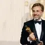 Austrian actor Christoph Waltz, best supporting actor winner for the film "Inglourious Basterds," displays his Oscar at the 82nd Academy Awards in Hollywood, March 7, 2010.  REUTERS/Lucy Nicholson   (UNITED STATES)  (OSCARS-BACKSTAGE - Tags: ENTERTAINMENT)