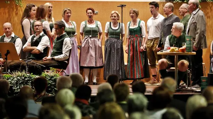 Mehr als 30 Volksmusikstücke wurden den 200 Besucherinnen und Besucher im ausverkauften Dorfsaal präsentiert.