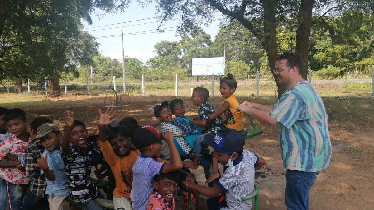 Alexander Prislan (rechts) mit den Schülern vom Don Bosco Technical Center in Sri Lanka