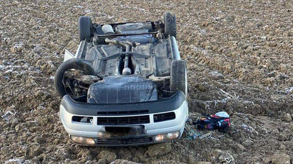 Ein Auto blieb im Acker auf dem Dach liegen