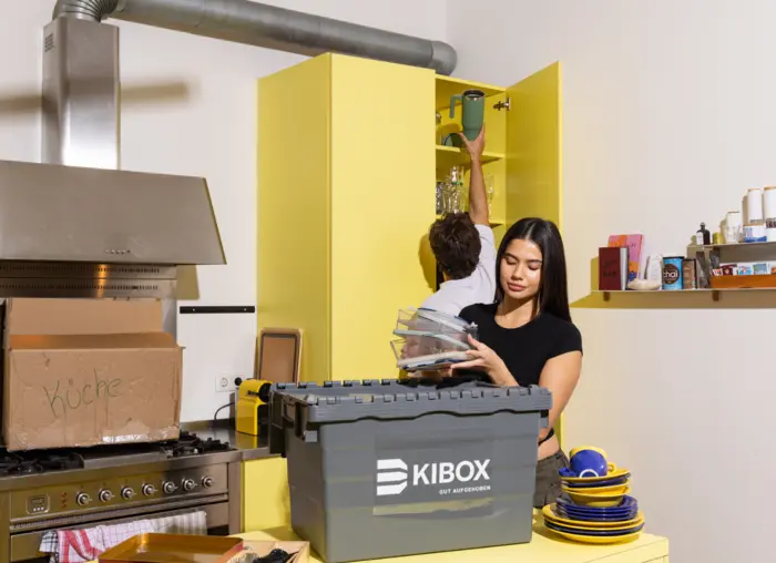 Beim Verpacken von Geschirr kann man mit den Boxen von KIBOX für einen stabilen Transport sorgen 