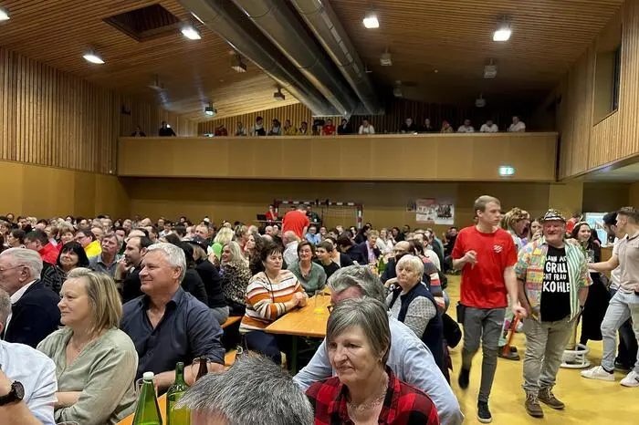 Durch den närrischen Abend führte in bewährter Manier Manfred Kager alias Sepp Schnorcher. 