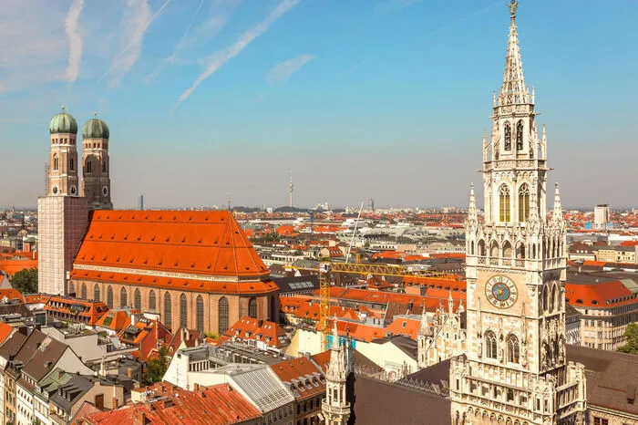 München: Da bleibt kein Auge trockenSo viele Pointen wie die in sieben deutschen Städten angebotene ComedyTour verspricht wohl kein weiteres Konzept. In München erfreuen sich die Teilnehmer der etwa 90-minütigen Rundfahrt im „Spaßmobil“ an Anekdoten zu Marienplatz, Schloß Nymphenburg und Hofbräuhaus und lachen über die Eigenarten der Einwohner. So ist Stadtgeschichte kein trockener Schulstoff. Das Motel One München City Ost liegt im Trendviertel Haidhausen. Wo sich Restaurants und Bars aneinanderreihen, geht der Spaß in die nächste Runde.