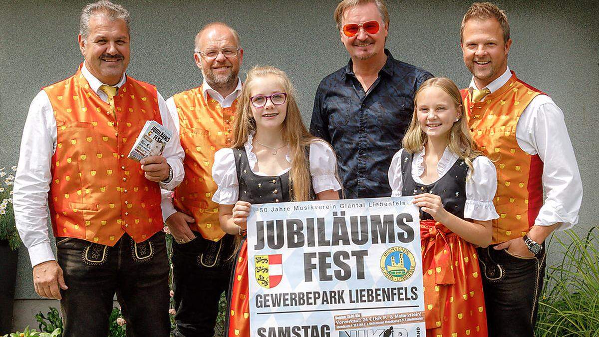 Hermann Posarnig (Obmann), Günter Prossegger (Kapellmeister), Nik P. und Remschnig (von links) mit Florentina Pirker und Michelle Gößnitzer 