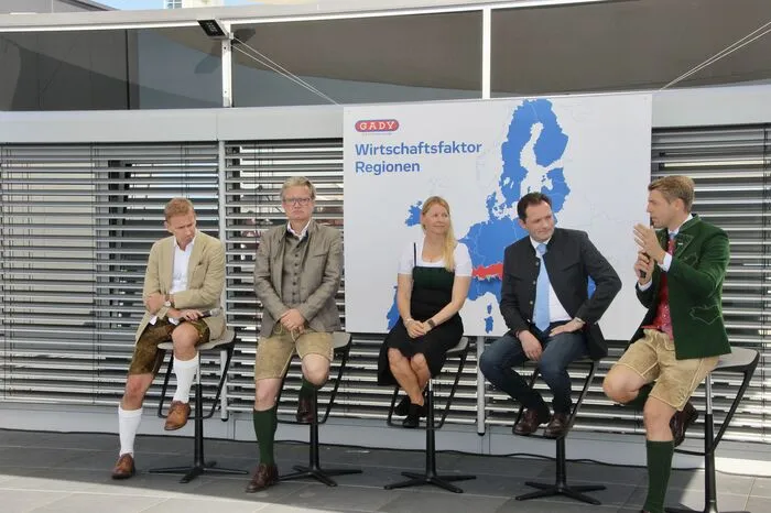 Thomas Lichtblau, Landeshauptmann Christopher Drexler, Nikola Reiter, Norbert Totschnig und Philipp Gady diskutierten rund um das Thema "Wirtschaftsfaktor Region".