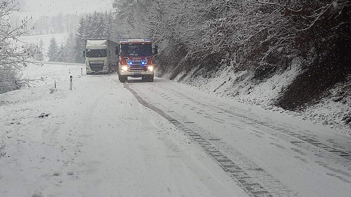 Das Steilstück auf der L212 Richtung Grasslwirt wird bei Schneefall Lkw immer wieder zum Verhängnis