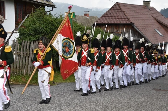 Danach folgte die Festtagsprozession mit den Salven der Garde bei den vier Evangelienstationen.