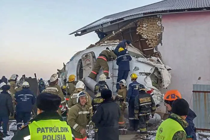 Neben dem Piloten kamen den Angaben zufolge auch elf Passagiere ums Leben. Acht Menschen, darunter der Flugkapitän, starben demnach noch an der Absturzstelle.