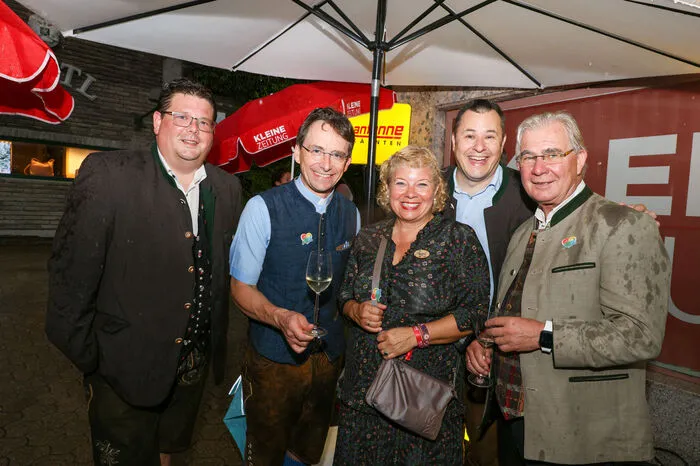 Villachs Stadtrat Christian Pober (ÖVP) mit Stadtpfarrer Richard Pirker, Irene Hochstetter-Lackner (Direktorin-Stellvertreterin Arbeiterkammer Kärnten), Georg Lux (Leitender Digitalchef von Kärnten und Mitglied der Chefredaktion) sowie Villachs Stadtrat Harald Sobe (SPÖ). 