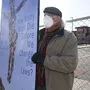 Ein Bewohner von Boulder mit einem selbstgemachten Plakat vor dem Supermarkt, in dem die Attacke stattfand: "Wie viele müssen noch sterben, bevor wir die Gesetze ändern?"
