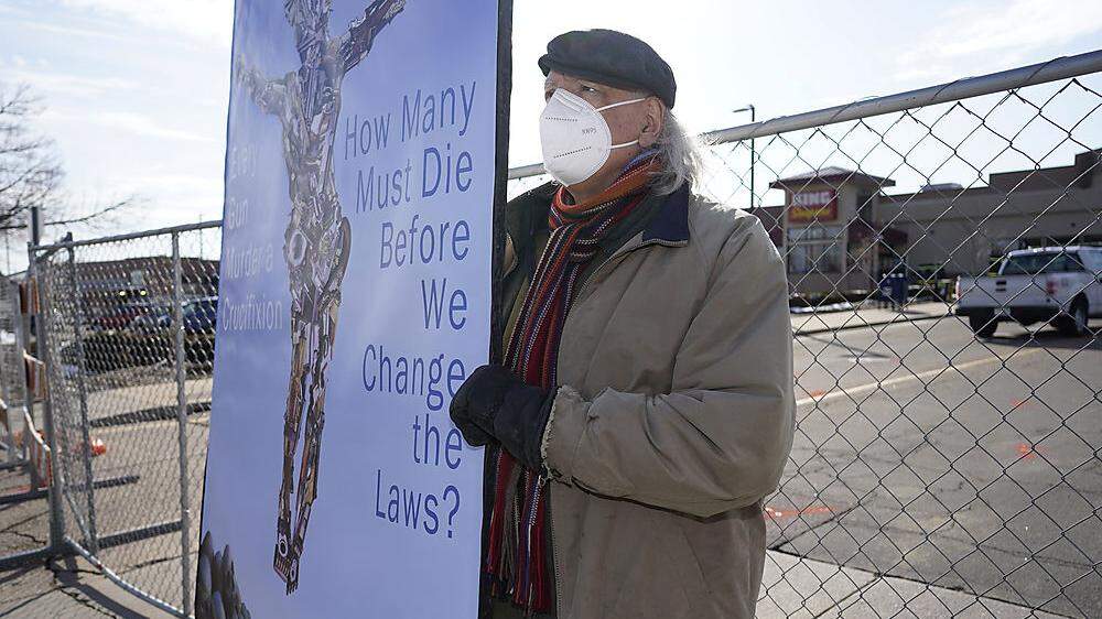 Ein Bewohner von Boulder mit einem selbstgemachten Plakat vor dem Supermarkt, in dem die Attacke stattfand: &quot;Wie viele müssen noch sterben, bevor wir die Gesetze ändern?&quot;