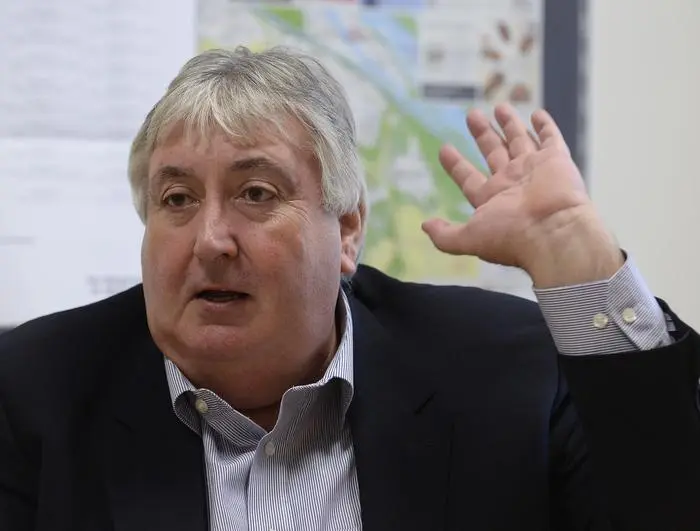 ABD0006_20151022 - WIEN - ÖSTERREICH: Der voraussichtlich künftige blaue Bezirkvorsteher in Simmering, Paul Stadler, am Mittwoch, 21. Oktober 2015, während eines Interviews mit der APA in Wien. - FOTO: APA/ROBERT JAEGER