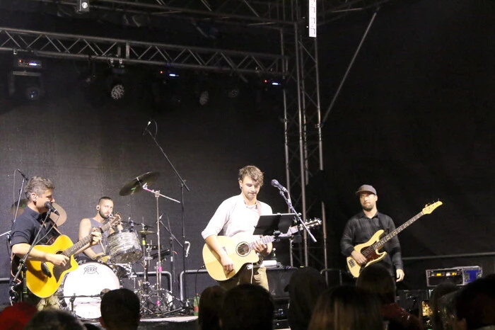Nicht mit Applaus sparten im Schlosshof an diesem lauen Sommerabend unter anderen Tischlermeister Wilfried Ernst sowie Techniker Markus Dielacher mit Gattin Viktoria. 