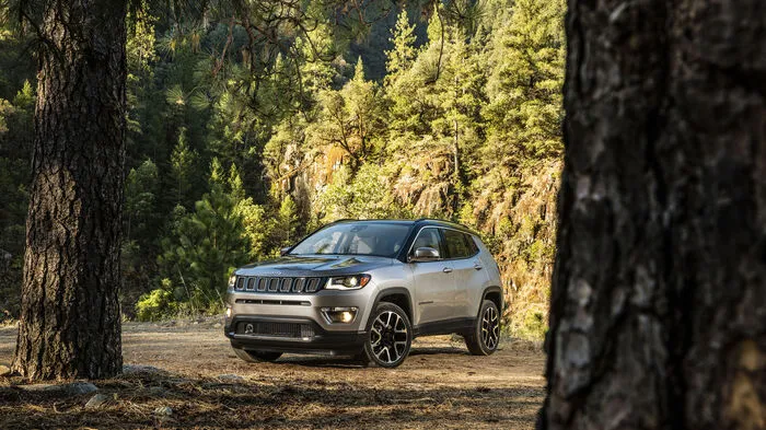 In Europa umfasst das Angebot des Jeep Compass zwei Benzin- und zwei Dieselmotoren zu insgesamt acht unterschiedlichen Antrieben kombinieren und je nach Markt bis zu vier Ausstattungsversionen beinhalten: Sport, Longitude, Limited und natürlich den Trailhawk, der dank umfangreicher Geländefahrhilfen klassenbeste Kraxeleigenschaften liefern soll.