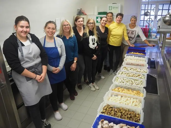 Die Absolventen der Fachschule Neudorf haben zahlreiche Kekse für die Benefizaktion gebacken